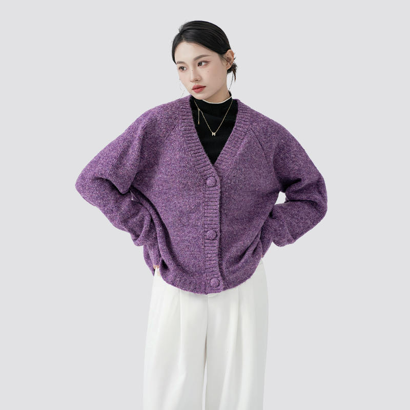 Allure Timeless an Cardigan Corcra Rómánsúil: Comhleá na Gaeilge, na Mothúcháin, agus Stíl Nua -Aimseartha
