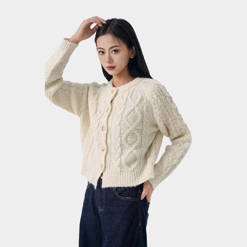 Conas is féidir cardigans cniotáilte a chomhlánú le héadaigh nó cineálacha comhlacht éagsúla?